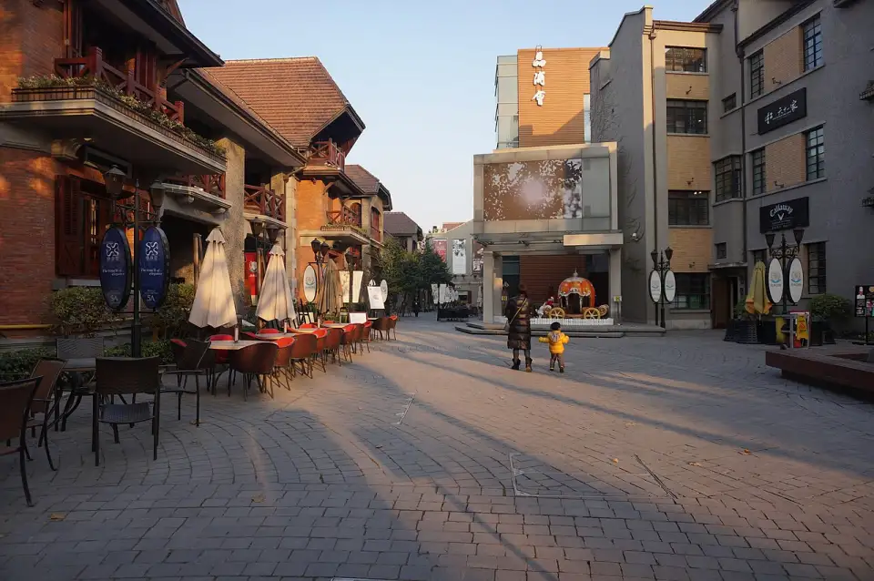 Gepflasterter Platz der Sinan Mansions mit Terrassen und Ziegelvillen