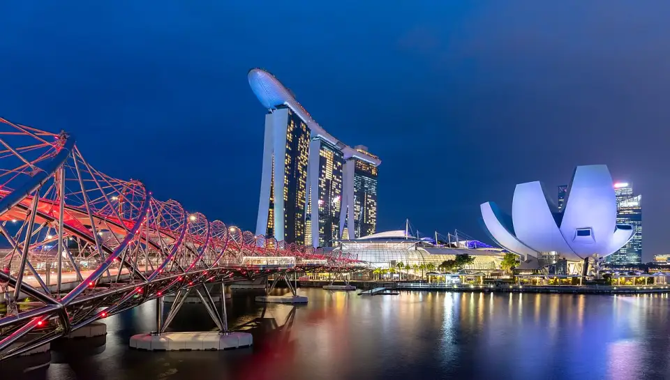Le pont Helix, Marina Bay Sands et le musée ArtScience illuminés au crépuscule
