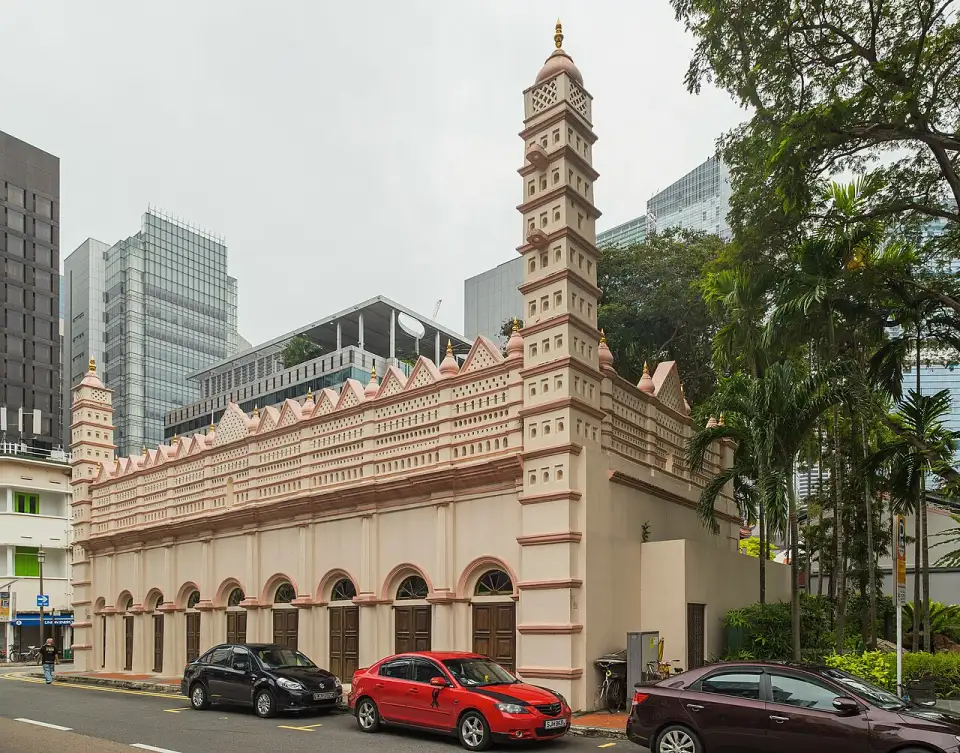 L'ancien Nagore Dargah, à la façade rosée et au minaret élancé