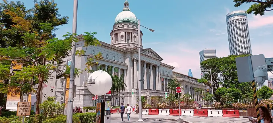 A Galeria Nacional, antigas Prefeitura e Supremo Tribunal, diante do Padang