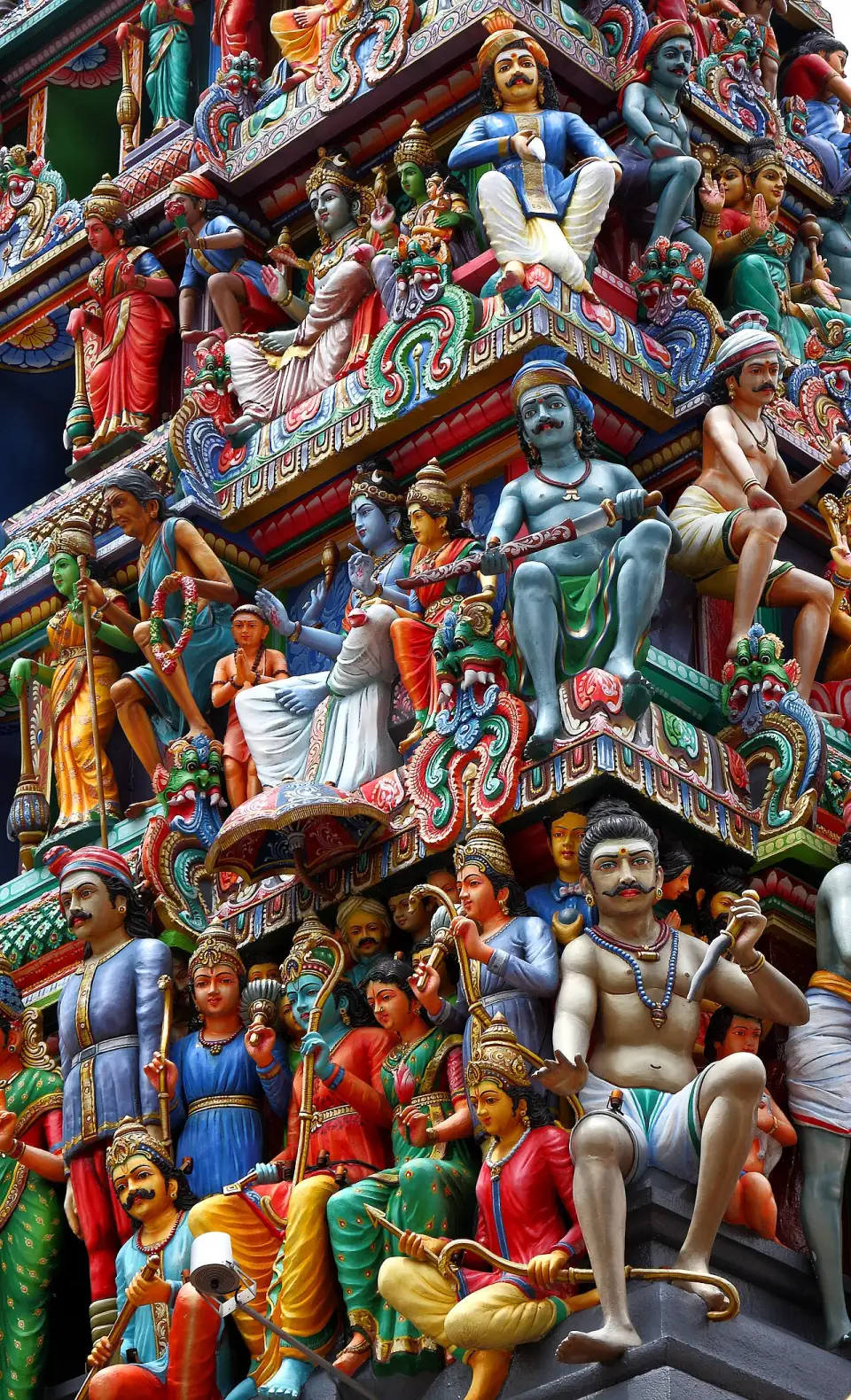 Detalhe das figuras pintadas do gopuram de Sri Mariamman