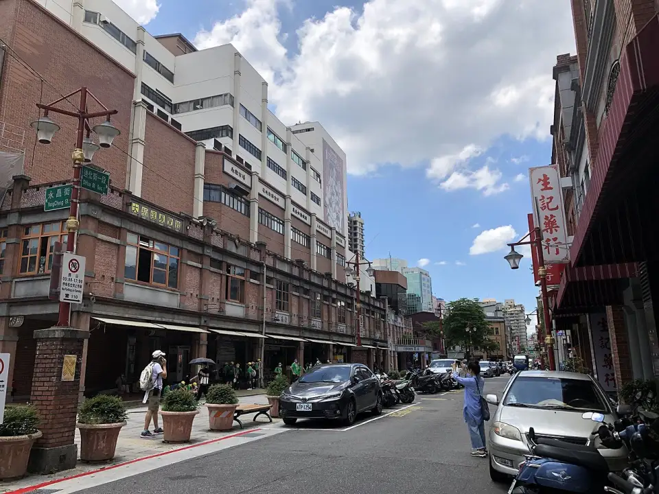 Dihua Street with brick shophouses, arcades and the signs of traditional stores