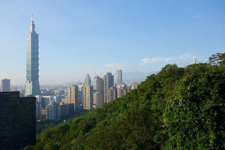 Taipeh vom Elefantenberg aus gesehen, links der Turm Taipei 101, darunter das weite Häusermeer