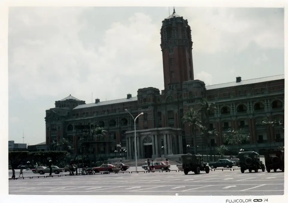 Fotografia colorida de 1974 do Edifício Presidencial, então chamado Jieshou, com carros estacionados na frente