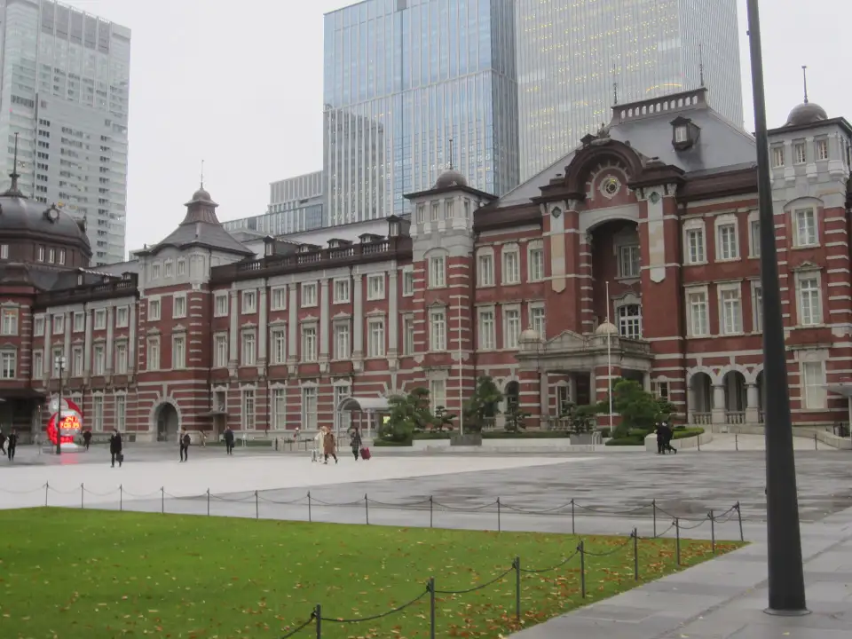 Façade de brique rouge de la gare de Tokyo vue depuis la place de Marunouchi