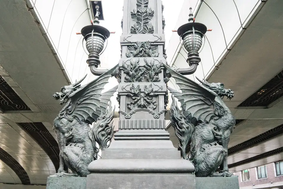 Kirin alados de bronze em um poste da ponte Nihonbashi