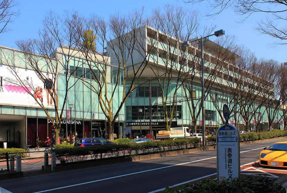 O Omotesando Hills atrás das zelkovas da avenida Omotesandō