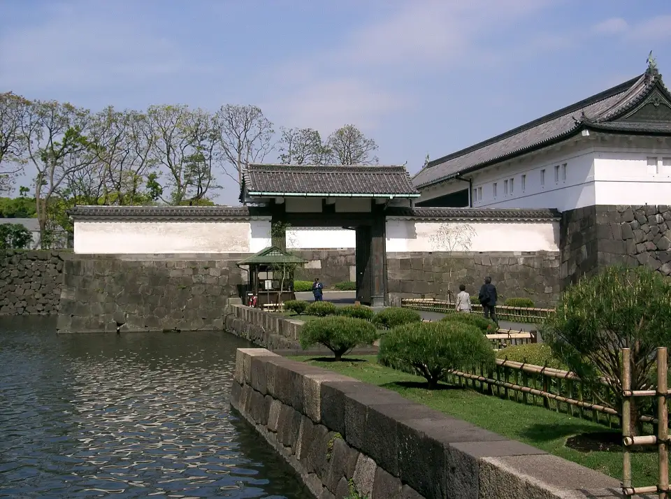 La puerta Ōtemon del castillo de Edo, con su puerta pequeña y la gran torre-puerta blanca