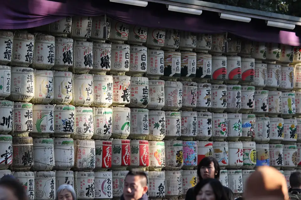 Le mur de tonneaux de saké décorés du sanctuaire Meiji
