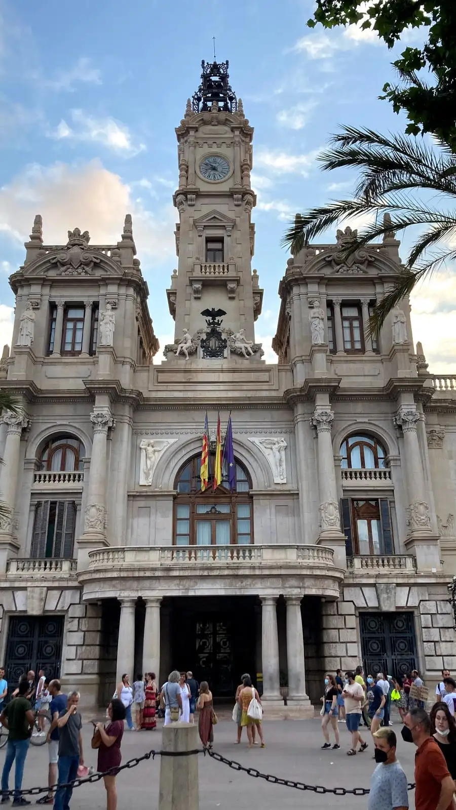 El Ayuntamiento de Valencia con su torre del reloj, en la plaza del Ayuntamiento