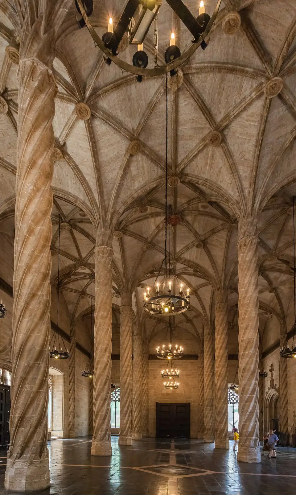 La salle des contrats de la Lonja, avec ses colonnes hélicoïdales qui s'ouvrent en nervures