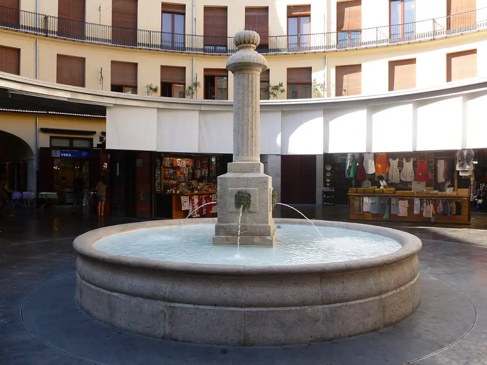 A Plaza Redonda de Valência, circular, com o seu chafariz e as suas bancas