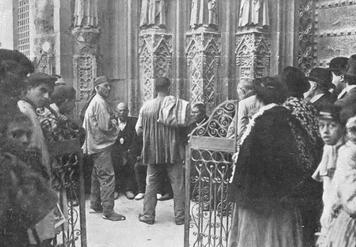 A session of the Water Tribunal in front of the cathedral in a 1908 photograph