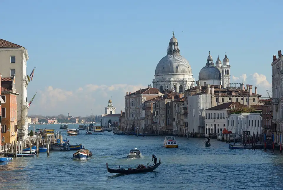Der Canal Grande in Venedig von der Accademia-Brücke aus, in der Ferne die Kirche Santa Maria della Salute