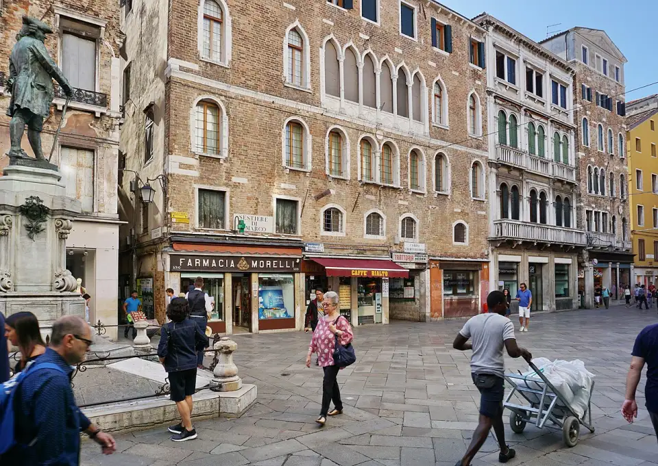 Der Campo San Bartolomeo mit der Bronzestatue von Carlo Goldoni