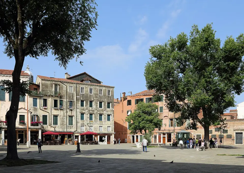 Der Campo del Ghetto Novo mit Bäumen und hohen Häusern