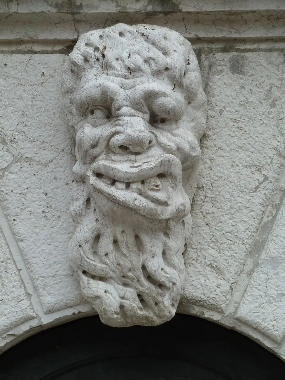 Carranca grotesca de pedra sobre a porta do campanário de Santa Maria Formosa