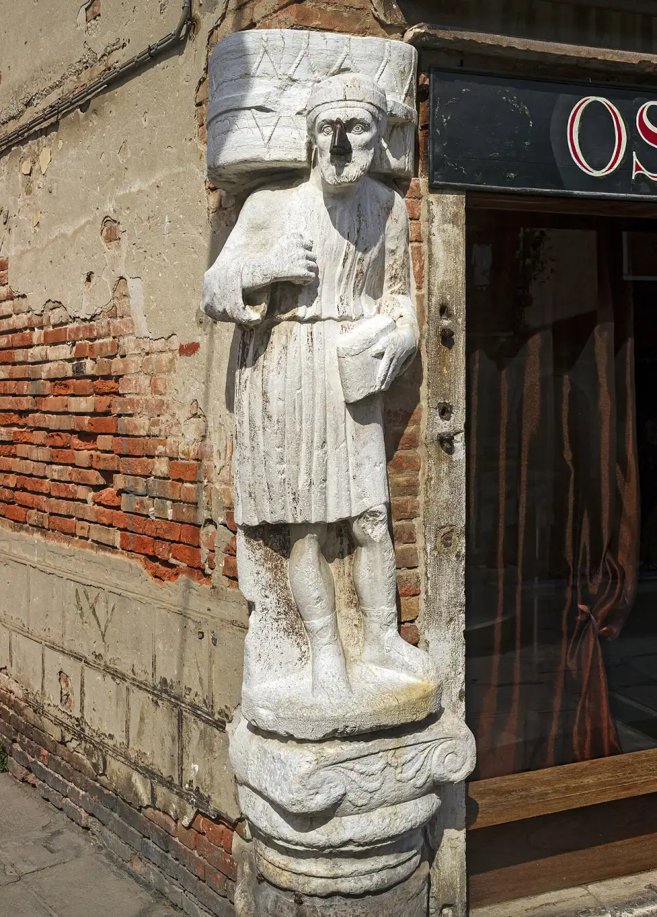 La estatua de Rioba con su nariz de hierro en el campo dei Mori