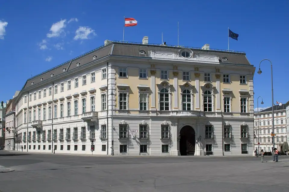 La Chancellerie fédérale d'Autriche sur le Ballhausplatz, avec les drapeaux autrichien et européen