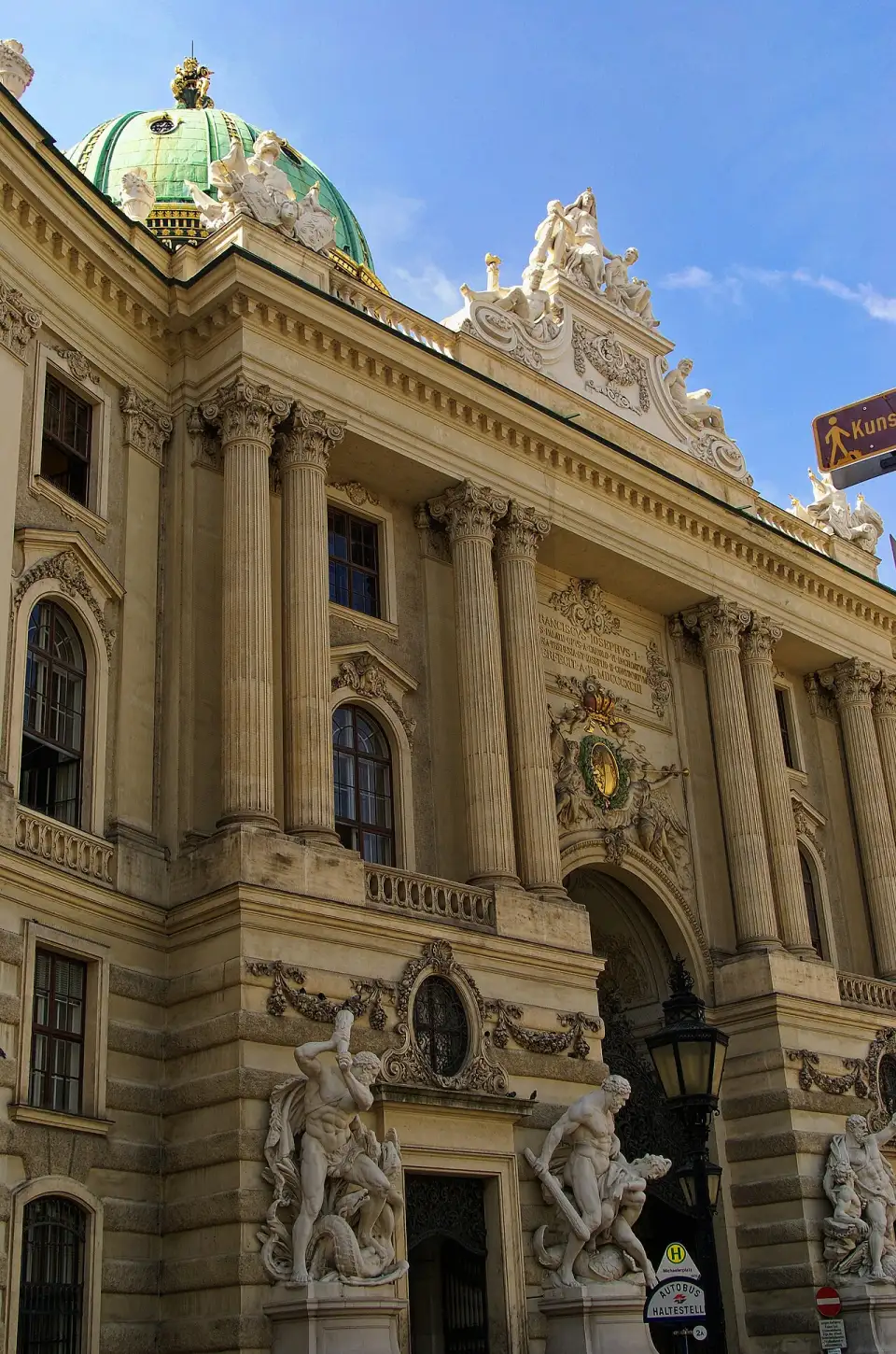 L'entrée de l'aile Saint-Michel de la Hofburg, avec sa coupole verte et les statues d'Hercule près du portail