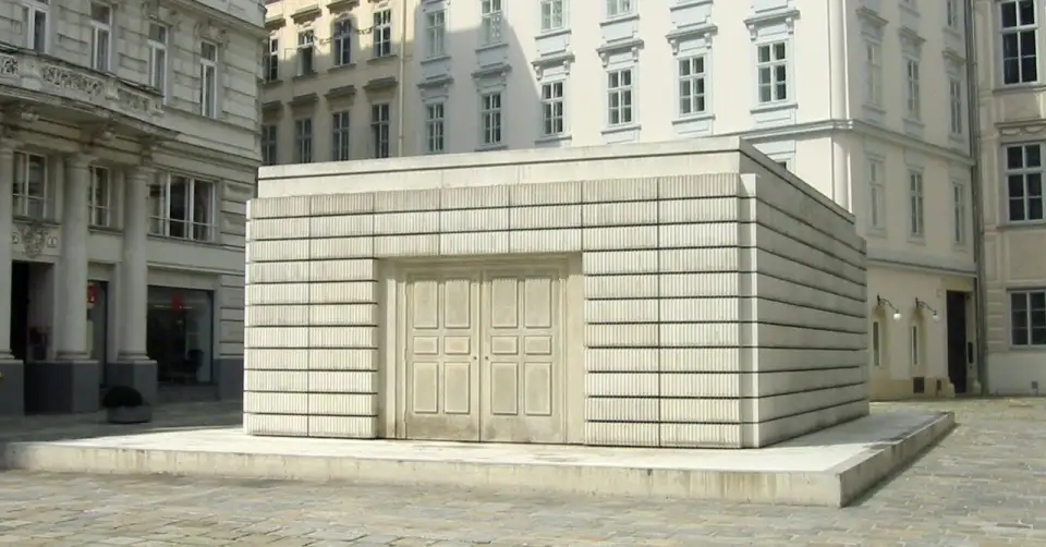 El monumento a las víctimas de la Shoah de Rachel Whiteread en la Judenplatz, con su puerta cerrada y sus estanterías de hormigón