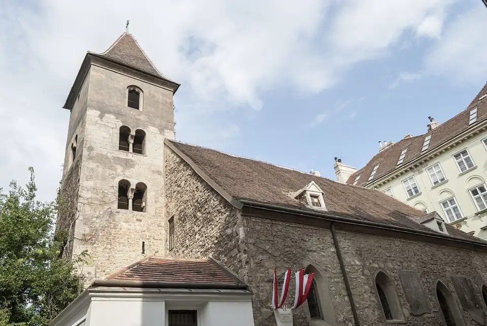La iglesia de San Ruperto, de piedra gris, con su torre románica de ventanas geminadas