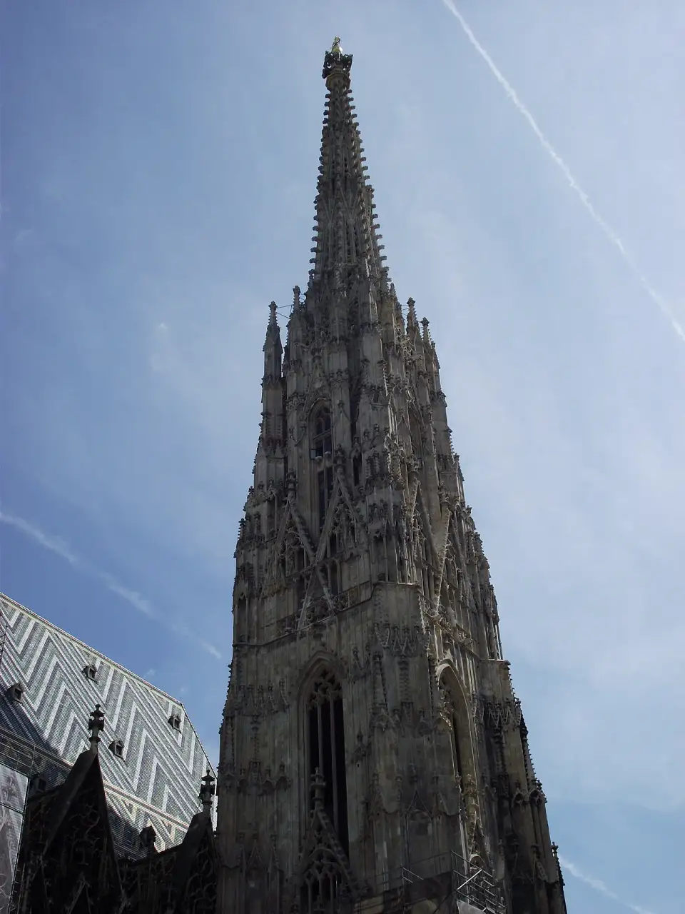 La torre sur de la catedral de San Esteban, de 136 metros, junto al tejado de tejas en zigzag